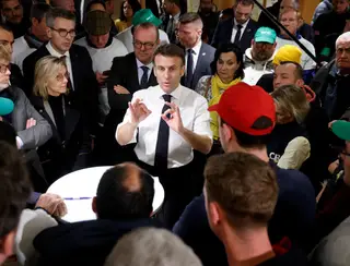 Macron é recebido com protesto de produtores em feira agrícola na França