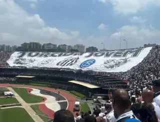 Santos vence em dia de grande público e homenagens no Morumbis