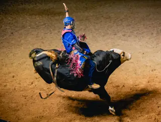 Após superar três touros, peão de Viradouro, SP, é campeão do rodeio em Ribeirão Preto