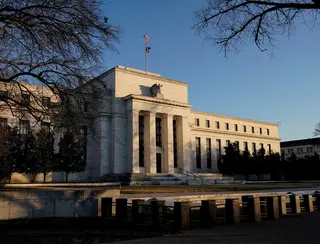 Fed mantém juros dos EUA na faixa de 5,25% a 5,50%, mas cita falta de progresso rumo à meta de inflação