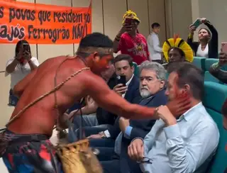 Em protesto contra Ferrogrão, indígena esfrega urucum em participantes de evento do governo; veja vídeo