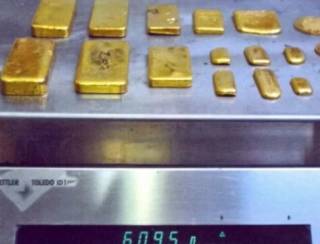 Chinês é preso no aeroporto de SP com 17 barras de ouro em sacos de café