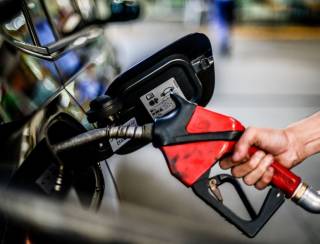 Preço médio da gasolina sobe R$ 0,12 nos postos após aumento pela Petrobras, mostra ANP