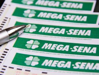 Mega-Sena: ninguém acerta dezenas, e prêmio acumula em R$ 72 milhões