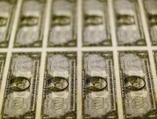 Dólar opera em alta, com investidores aguardando decisões sobre juros no Brasil e EUA