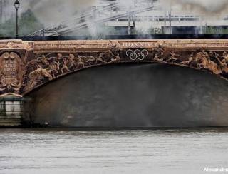 Triatlo é realizado em Paris, após queda da poluição do Rio Sena