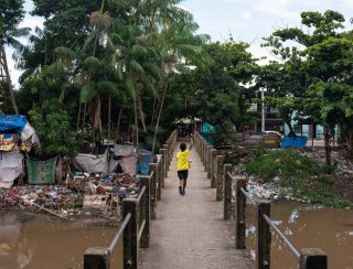 Obra de drenagem é abandonada, e canal em região excluída da COP30 é tomado por invasão e tráfico