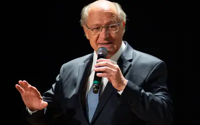 Alckmin diz a Macron que compromisso do Brasil na Amazônia é com desmatamento zero