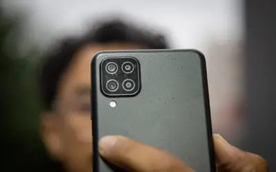 Como limpar a lente da câmera do celular?