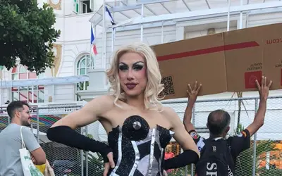 Vestidos à la Madonna, fãs lotam calçada do Copacabana Palace na esperança de ver a rainha do pop