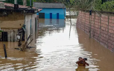 Recife e Maceió enfrentam enchentes na segunda, e há previsão de novas chuvas