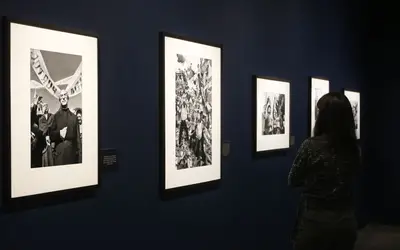 Exposição mostra olhar de Sebastião Salgado sobre Revolução dos Cravos