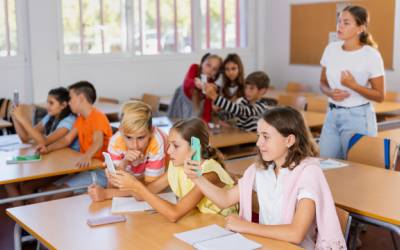 Escolas criam estratégias para tentar tirar os alunos do celular