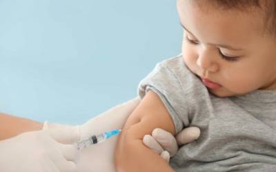 Brasil reverte queda e avança na vacinação infantil