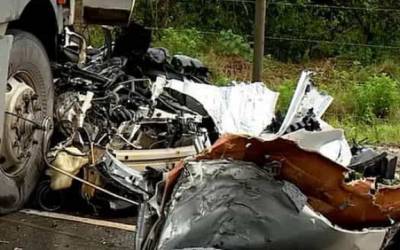 Colisão frontal entre carros e caminhão deixa seis mortos em rodovia do RS