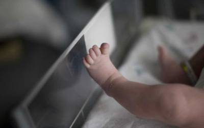 Recém-nascido é encontrado em banheiro de hospital em SP