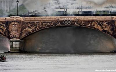 Triatlo é realizado em Paris, após queda da poluição do Rio Sena