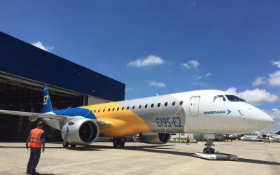 BNDES anuncia financiamento de 10 jatos da Embraer à Azul em negócio de quase R$ 2 bilhões