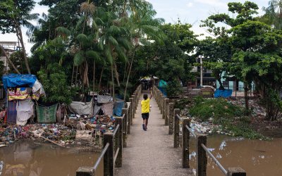 Obra de drenagem é abandonada, e canal em região excluída da COP30 é tomado por invasão e tráfico