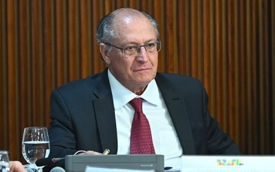 Alckmin diz que tarifaço de Trump é medida 'equivocada' e reação não deve ser 'olho por olho'