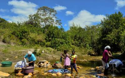 Falta d'água afeta mais a vida das mulheres em cidades do Vale do Jequitinhonha, em MG